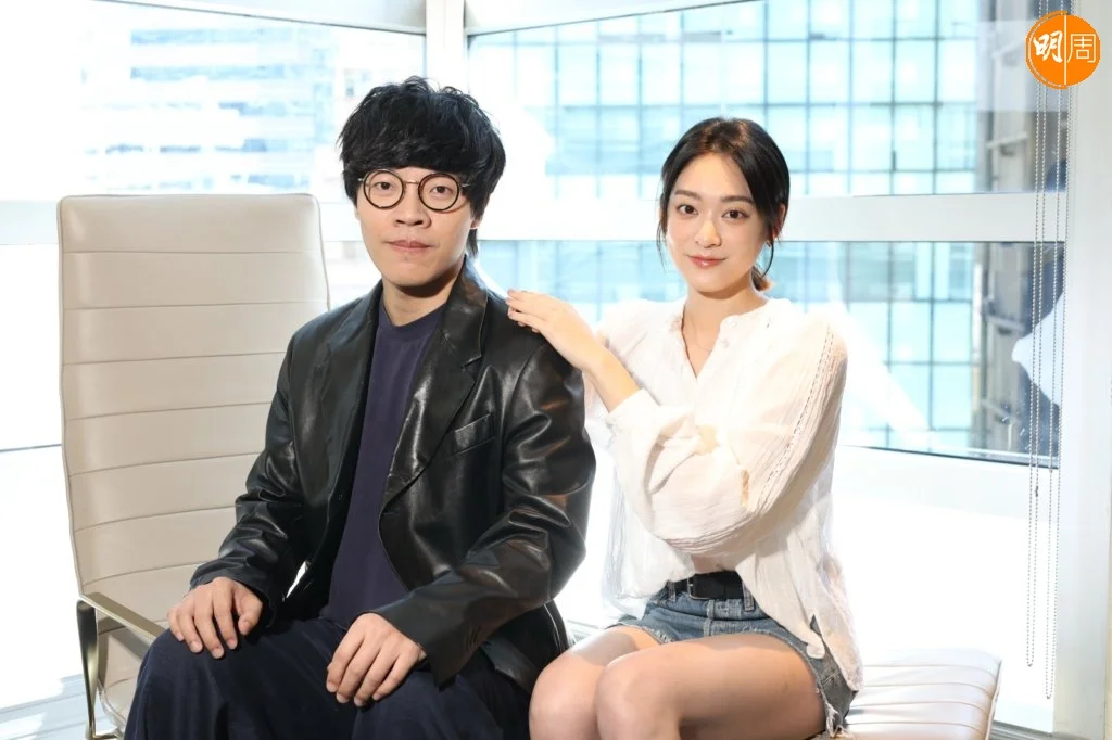 盧廣仲與江齊在電影《他馬克老闆》合作，戲中有場雨中親吻戲。