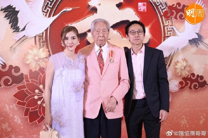 吳千語到場跟施伯雄爺爺賀壽。