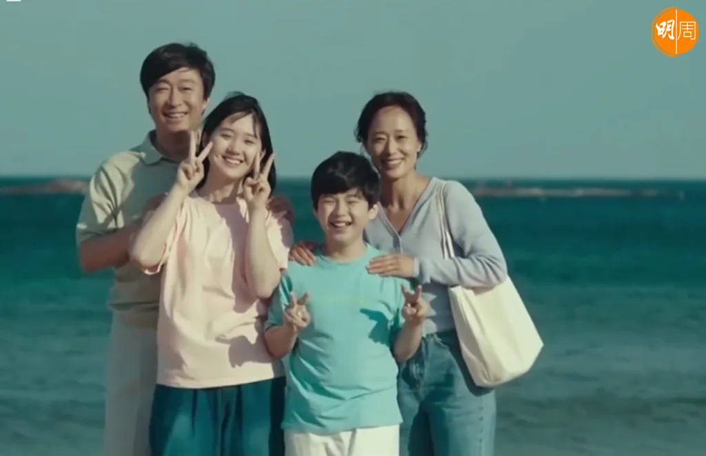 李聖民飾演的吳澤本是廠長,因為投資生意信錯人,欠下大筆債務,跟太太離婚。