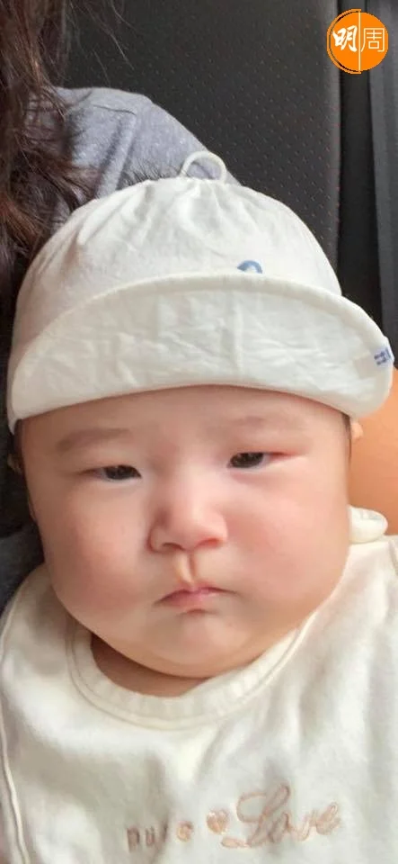 女兒四個月大時，黎抈守承諾跟粉絲送驚喜，上載了一張女兒正面照。