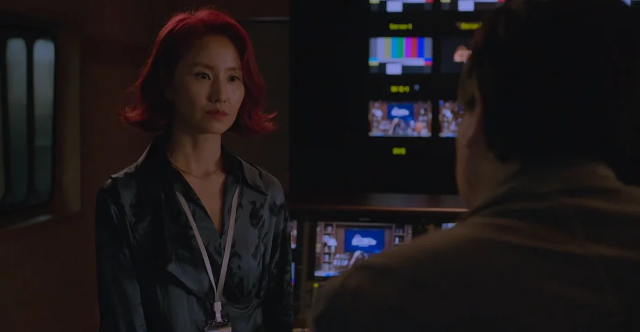 記者崔美麗為了節目收視，竟然把拍下「治安維持者」臉貌的影片給了趙光旭。