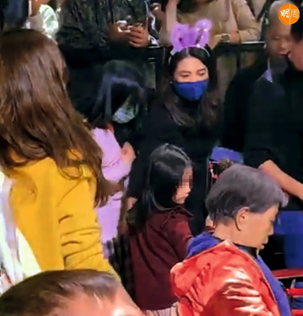 上周五，黎明唱最後一首歌《我的親愛》時，黎明嫂阿Wing在觀眾席起身及向台上揮手，而她身旁正是五歲的「明福女」。