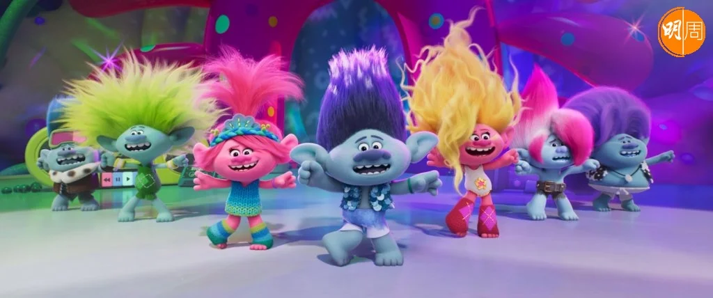 《魔髮精靈:夾BAND天團》大玩主角阿班(中)兄弟幫男團重組,同志男歌手Troye Sivan(下圖)聲演阿班的胞兄阿發(右二)。