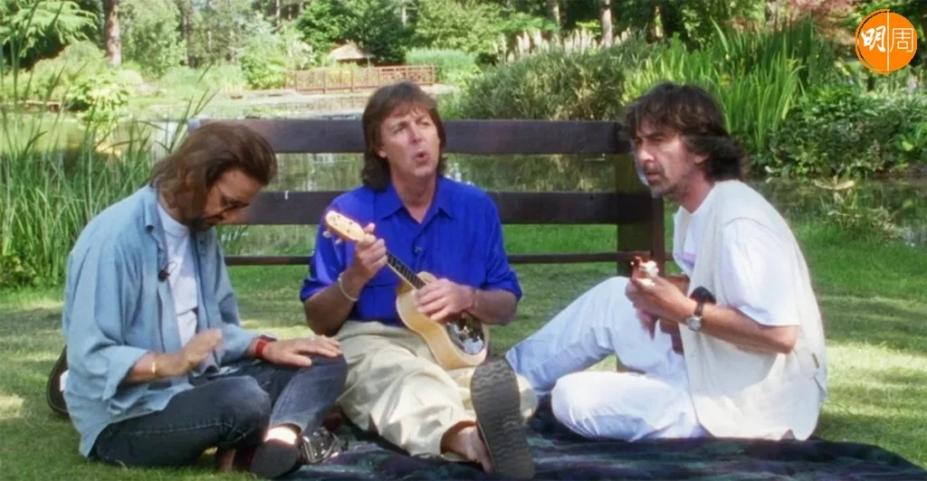紀錄片中，披頭四成員靈高（左）、保羅（中）及佐治（右）在九十年代將約翰的demo帶製成新歌。