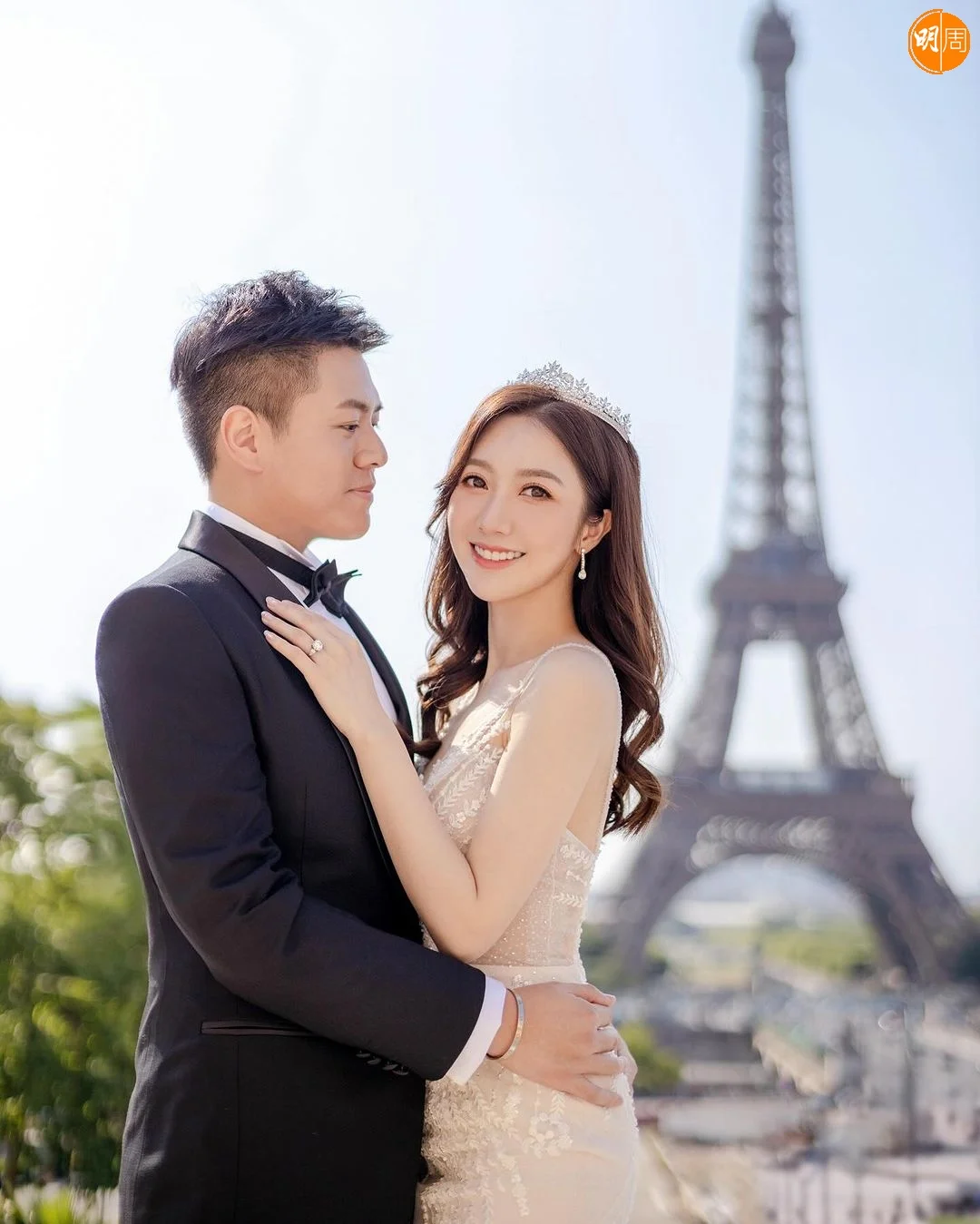 何依婷如願跟愛人在巴黎鐵塔下拍婚照。