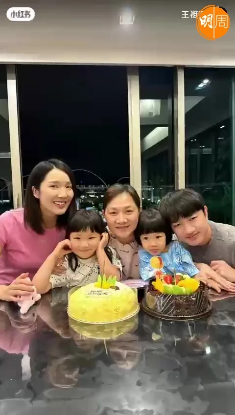 王祖藍與妻女為媽媽慶生。