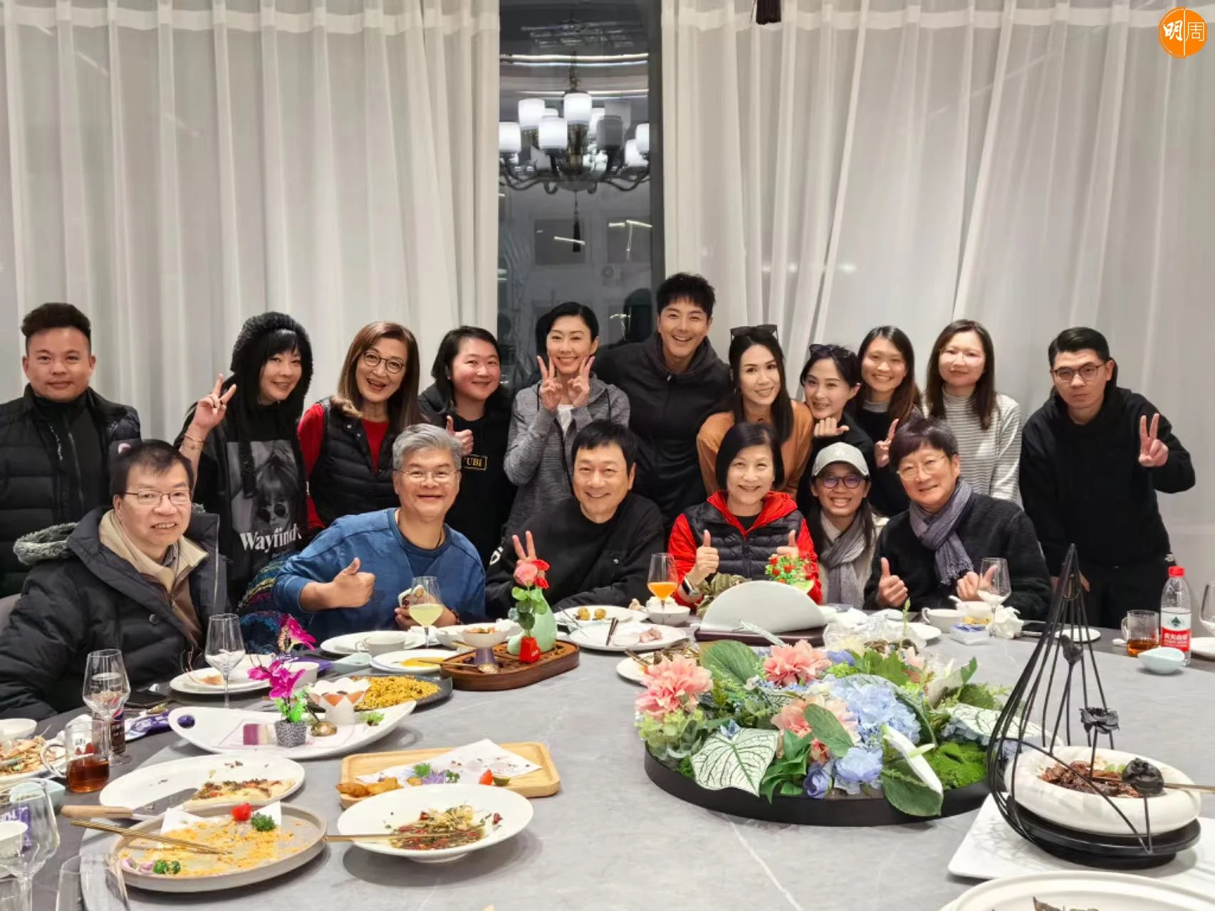 胡定欣北上拍攝以來沒新照,這張大合照中的她明顯消瘦不少。