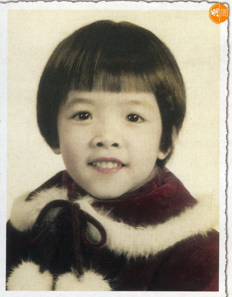 成長於茶果嶺木屋區的小女孩寶珮如,中二輟學到工廠幫補家計。