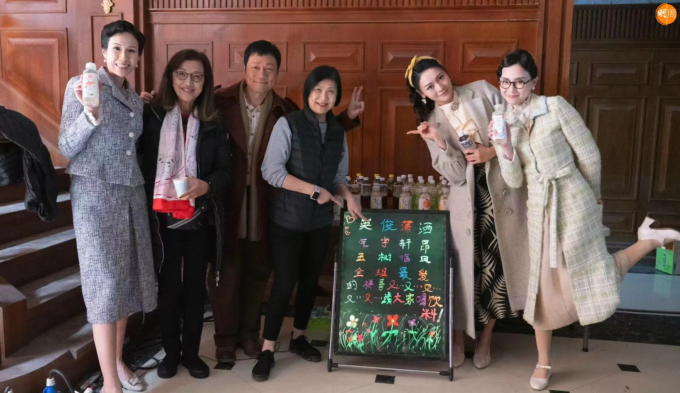 早前曾勵珍到橫店探班,才有劇中部份演員造型流出。