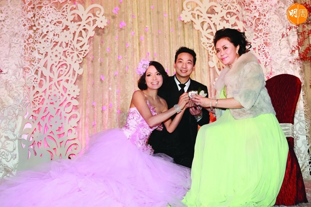 寶珮如嫁給Matthew時,向她很尊重的林建明敬茶。