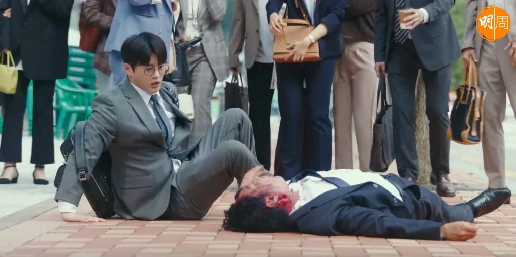 徐仁國飾演的崔怡在本來前途美好,未畢業就有工見,但見工途中遇上自殺事件,人生開始倒霉。