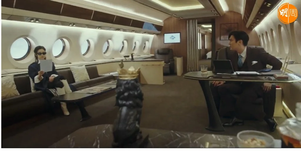 崔始源是第一個崔怡在重生角色,跟「死亡」對話後,以為自己有富二代人生,誰知不夠五分鐘就遇上飛機失事變成火人。