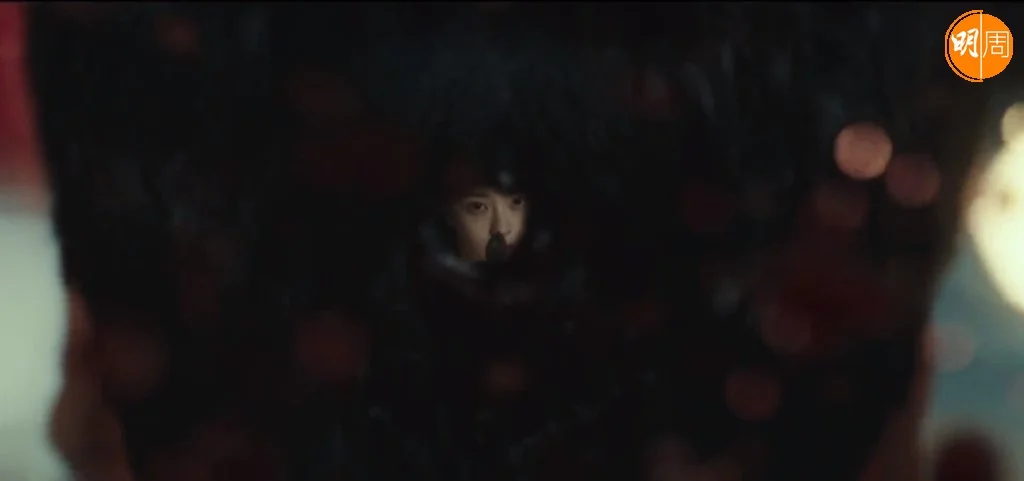 導演在攝影鏡頭運用上,用了許多漫畫角度手法,如被槍轟出後腦大洞後,特寫兇手。