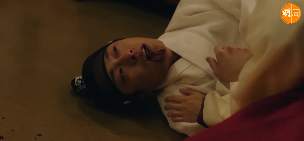 無論是古代或是現代,裴仁爀的角色都患上隱性心疾,不過在古代則死於新婚夜,現代應該有藥物醫療。