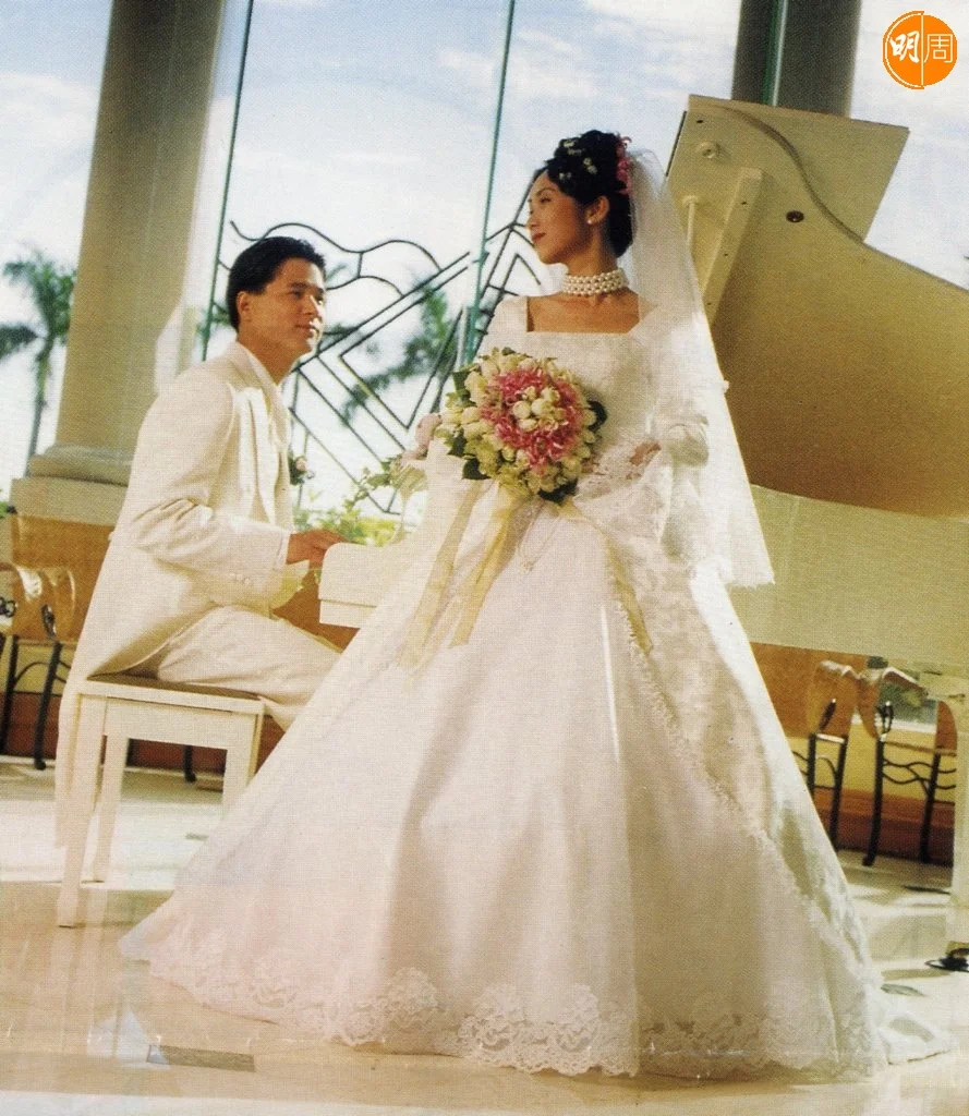 1995年嫁給前亞視藝人同事黎劍星，她說當時自己貪靚仔。