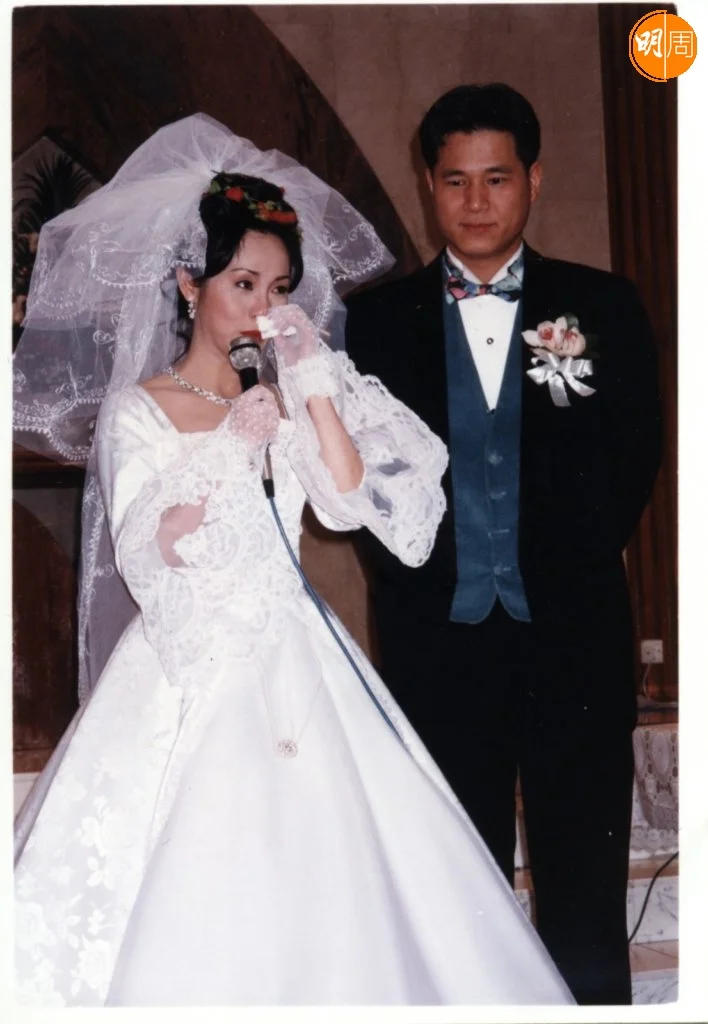 1995年嫁給前亞視藝人同事黎劍星，婚禮上兩人喊到似豬頭。