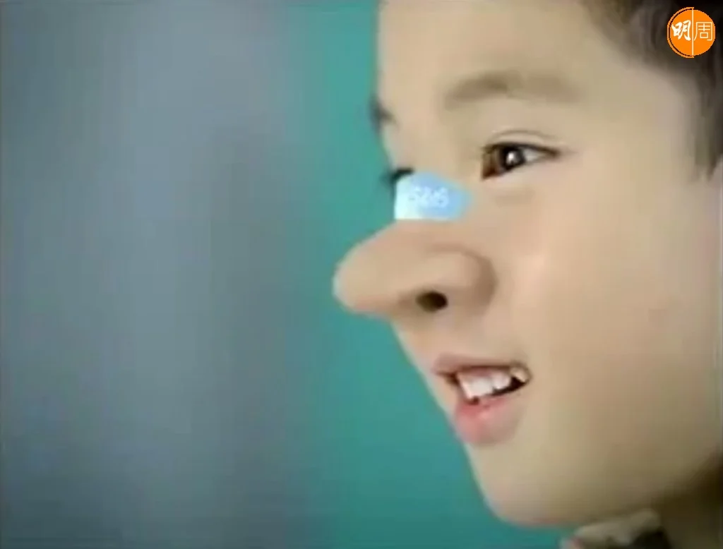 龐秋雁大仔在藍罐曲奇廣告中鼻子變長。