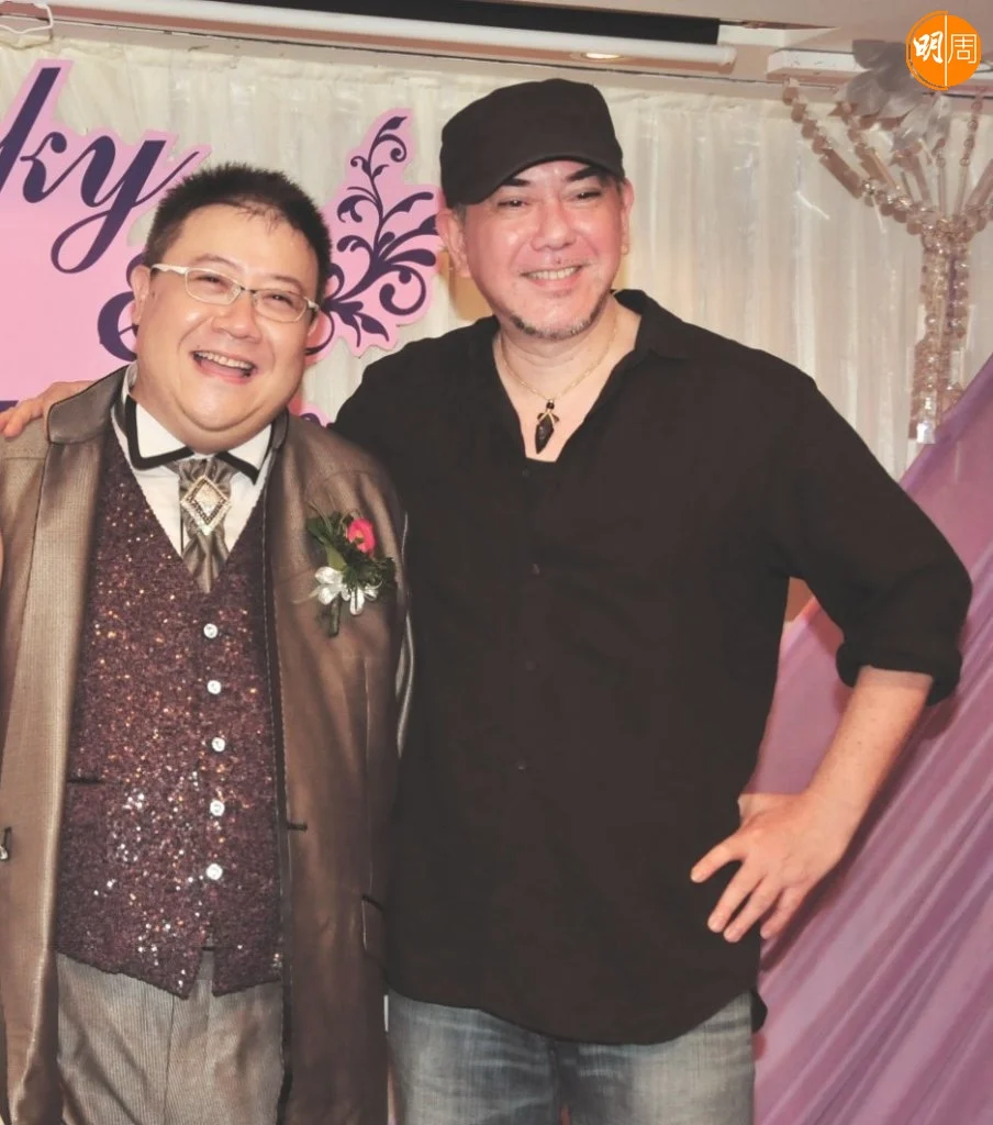 2013年劉錫賢第一次結婚時,請來舊同學黃秋生出席飲宴。