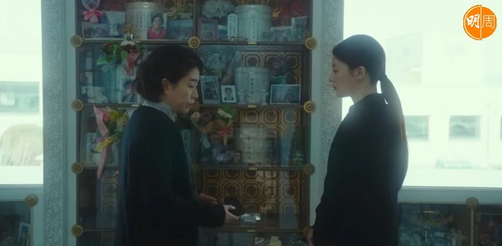 金允貞飾演崔怡在女友,國民母親金美郷演母親,二人在崔怡在死後都活在悲傷中。