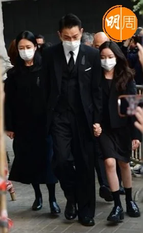 劉德華迎接妻女步入殯儀館。圖片來源：明報