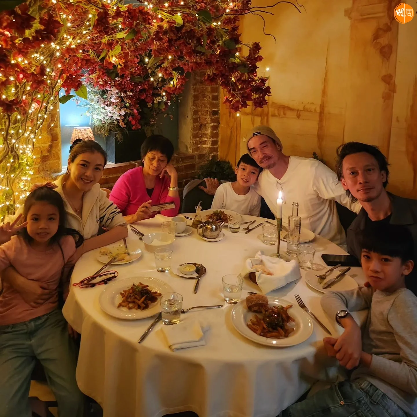 陳豪媽咪同哥哥都有同行。