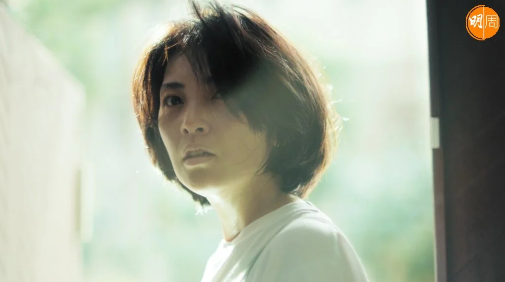 田中麗奈在劇中飾演女主角的亡母，與兩個世界的驚天秘密有重大關係。
