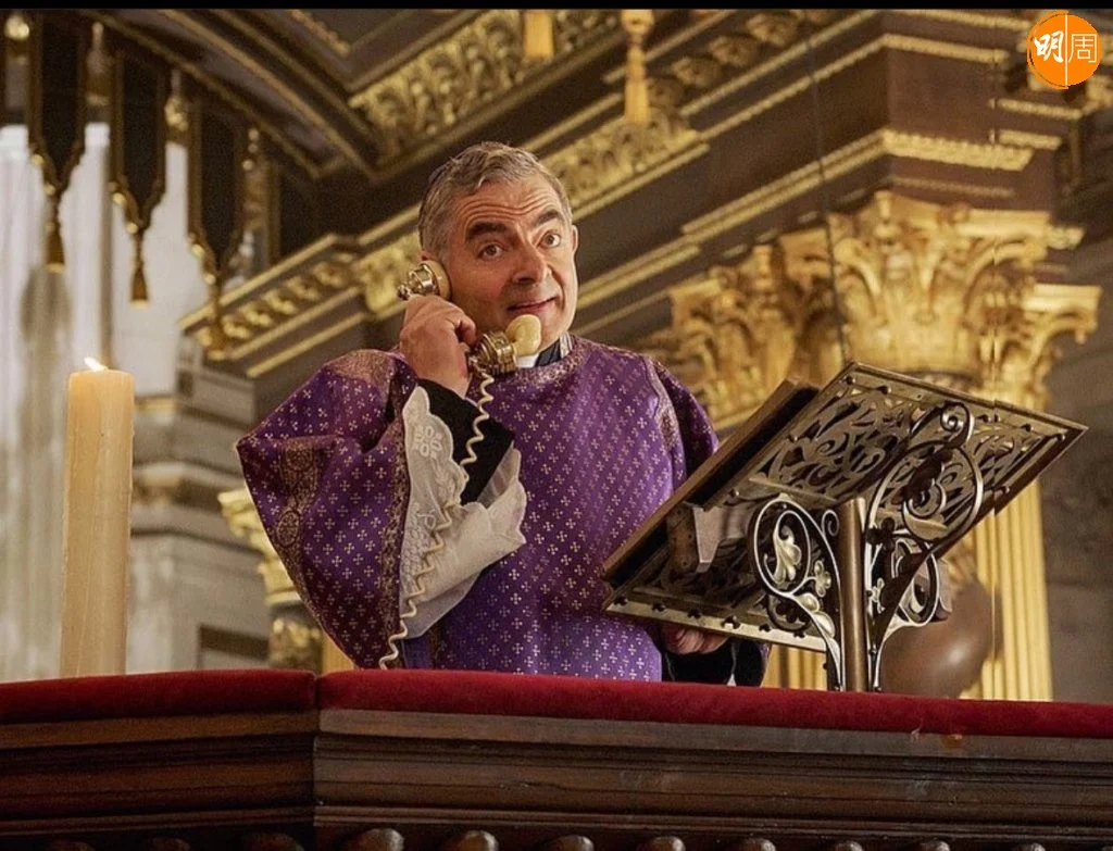 《戇豆先生》路雲雅堅遜扮演不良神父,勾結三大朱古力工廠。