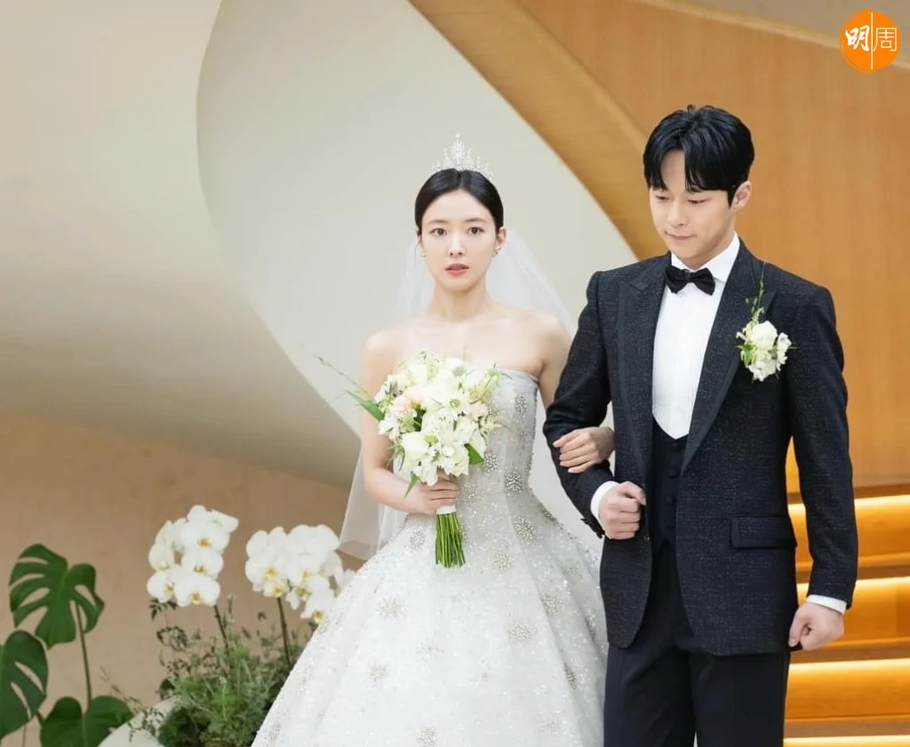 李世榮穿越到現代,遇上跟丈夫一模一樣的男人,更立即定下契約結婚。