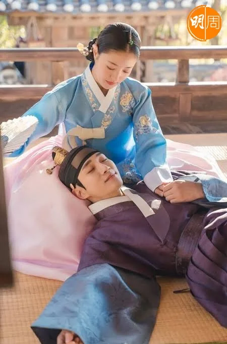 李世榮渾身古裝氣質,和李俊昊在《衣袖紅鑲邊》中也被觀眾大讚合襯。