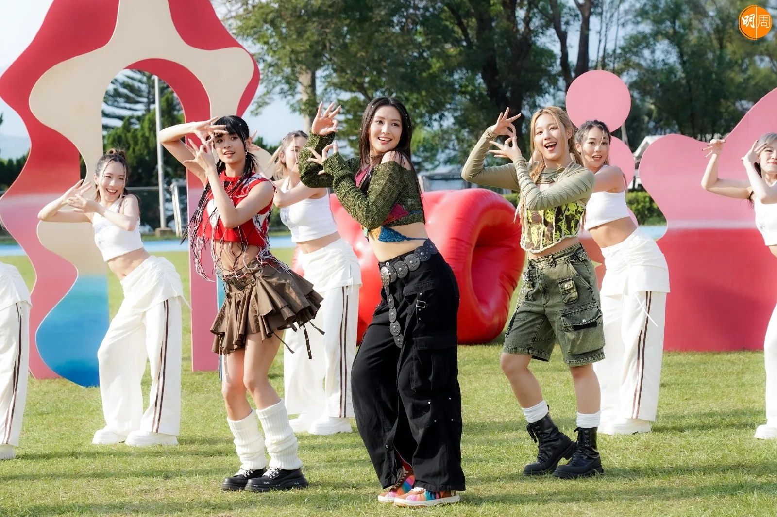 3位成員跳得好落力。