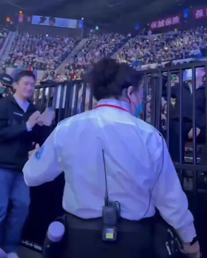 偉仔拍住手進場。