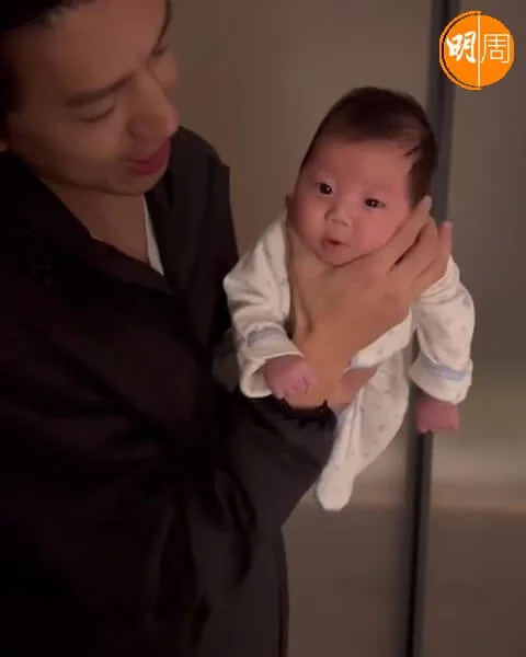 袁咕碌識望鏡,表情亦可愛。