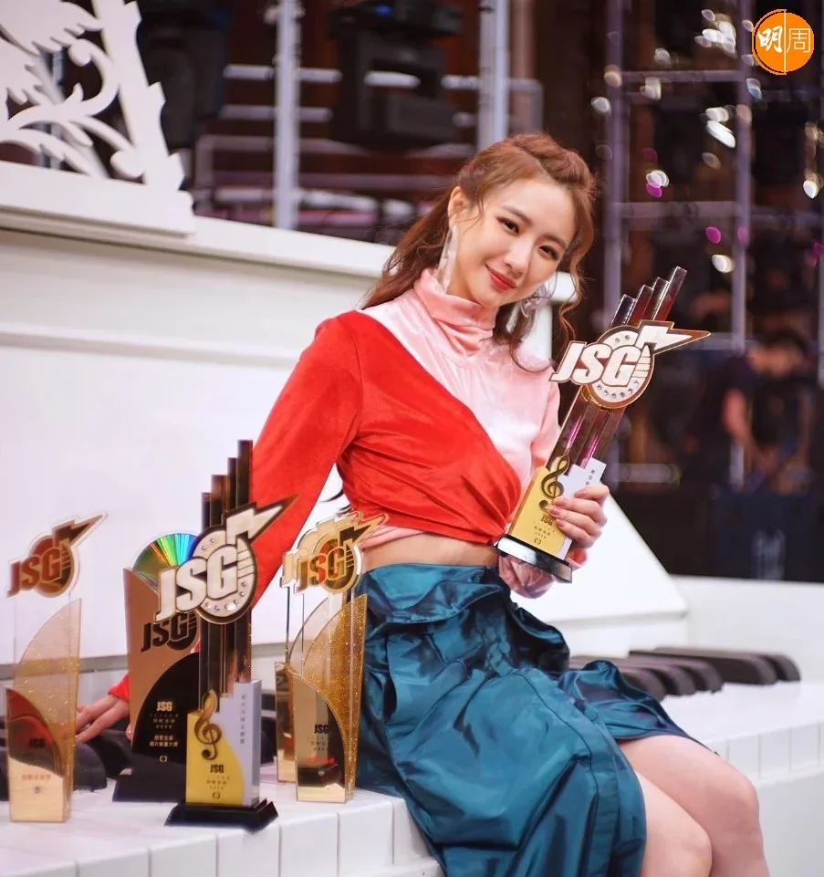 Hana曾連續三年蟬聯《勁歌金曲頒獎典禮》的「最受歡迎女歌星」