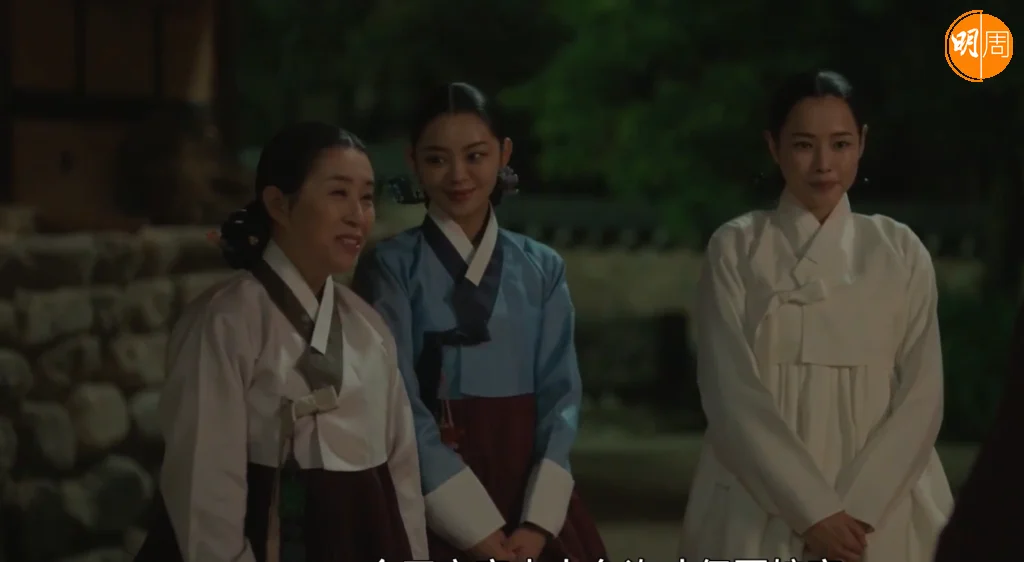 金美京最近齣齣韓劇都見她,今次做李荷妮家婆,而小女兒則由鄭素利飾演。