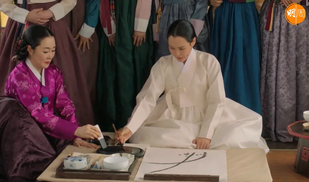 平時畫蘭花都是侍女代筆,當奶奶要她在眾人面前表演時就出醜。