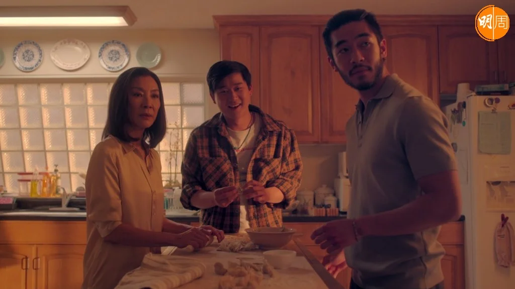 台灣新銳演員錢裕揚(右)扮演的黑道人物,到美國保護母親楊紫瓊及弟弟Sam Li。