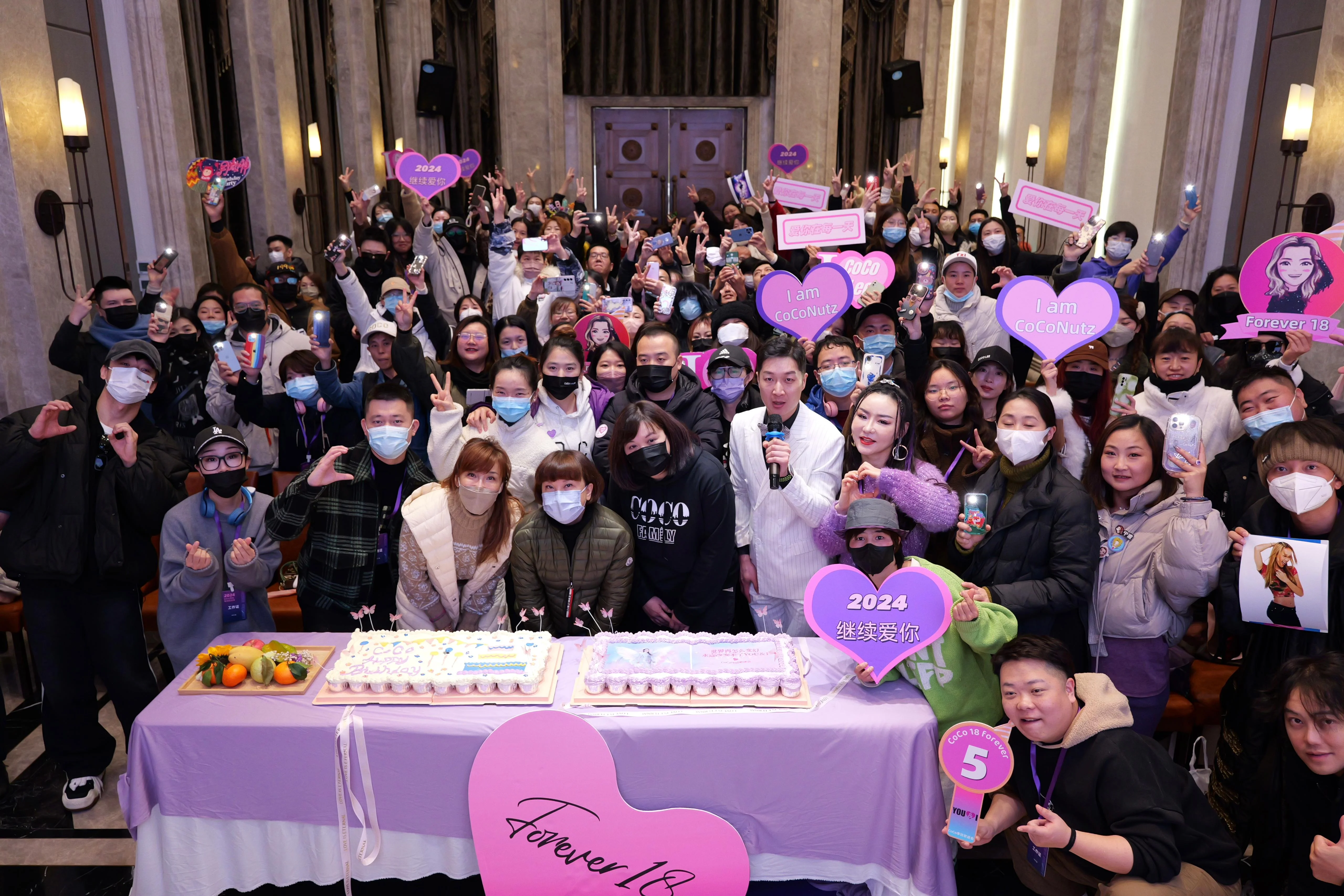 李玟兩個家姊與歌迷一同慶祝。