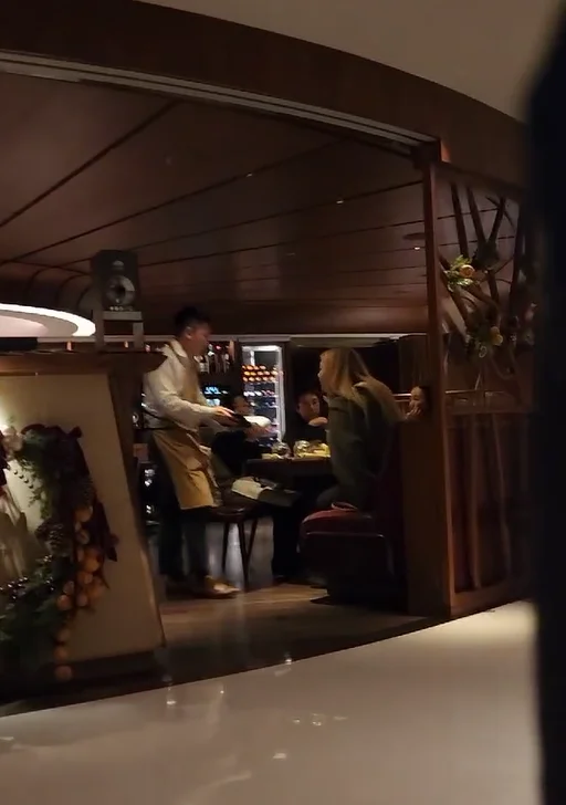 上月18日,欣宜再次現身與友人吃法國菜。