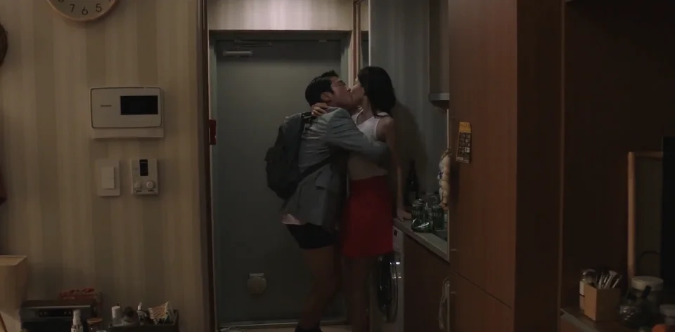 劇集一開始,李絮及安宰弘就上演火辣情愛鏡頭,連導演也稱讚二人很投入。