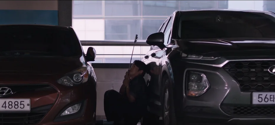 安宰弘為了拍下出軌證據,在車旁用手機錄影車震現場。