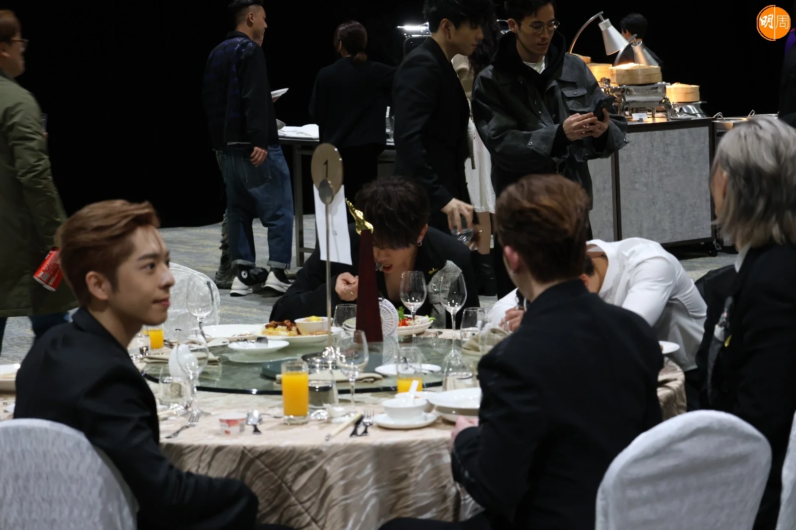 頒獎禮完結已經差不多12點,MIRROR 12子全員出席慶功宴,姜濤第一時間「醫肚」。