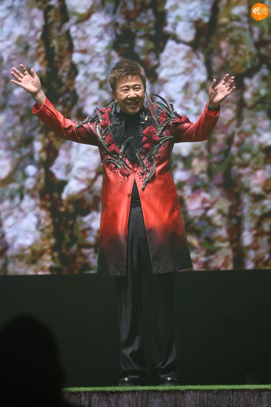 坐足全晚的尹光精神可嘉