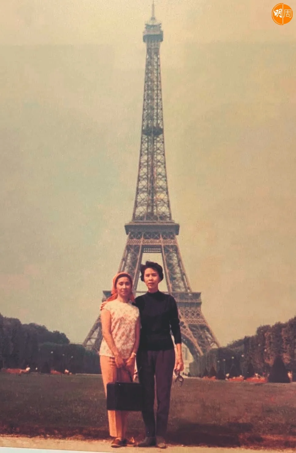 《花都綺夢》是1955年任白攜手主演的電影，後來，兩位在巴黎鐵塔下留影。