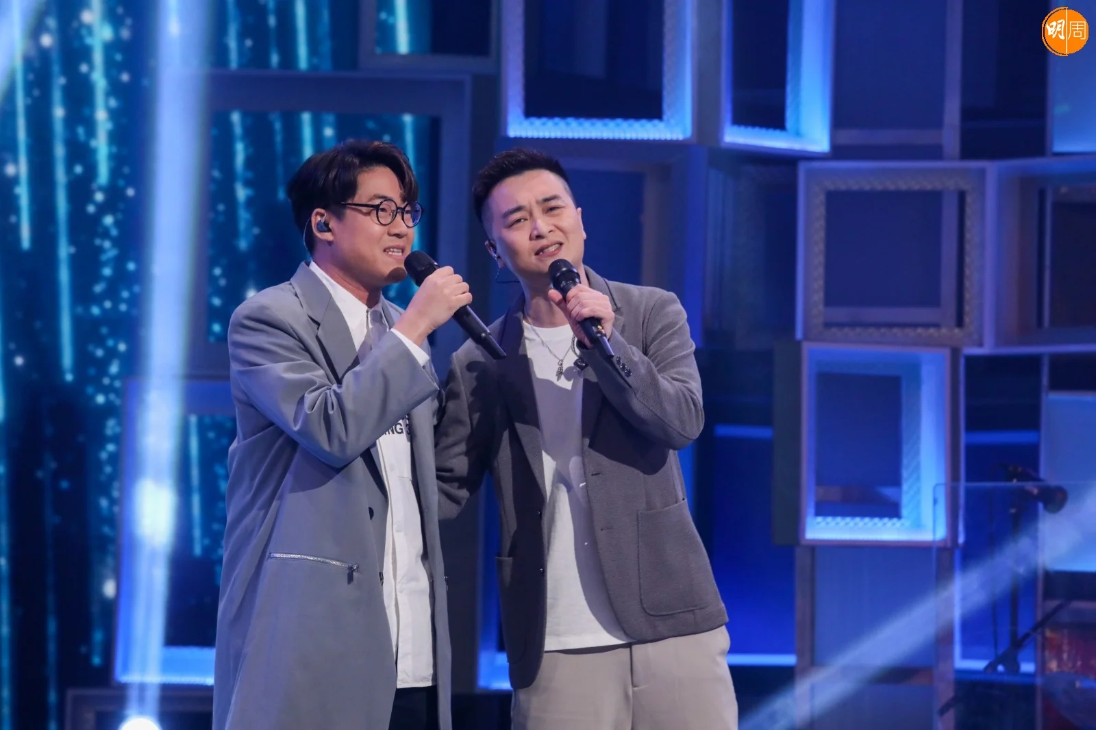 譚輝智(右)、羅啟豪