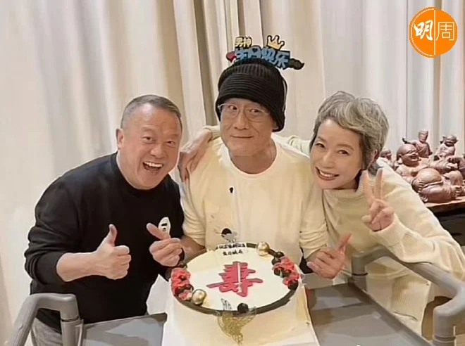 梁家輝在橫店過生日，有志偉和葉童跟他慶祝。