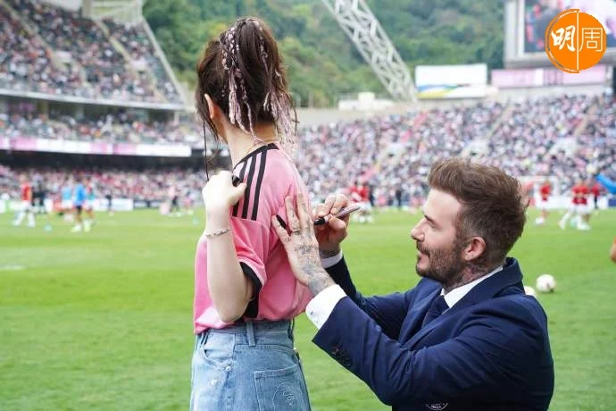 G.E.M.即場要求碧咸在她球衣背後簽名。