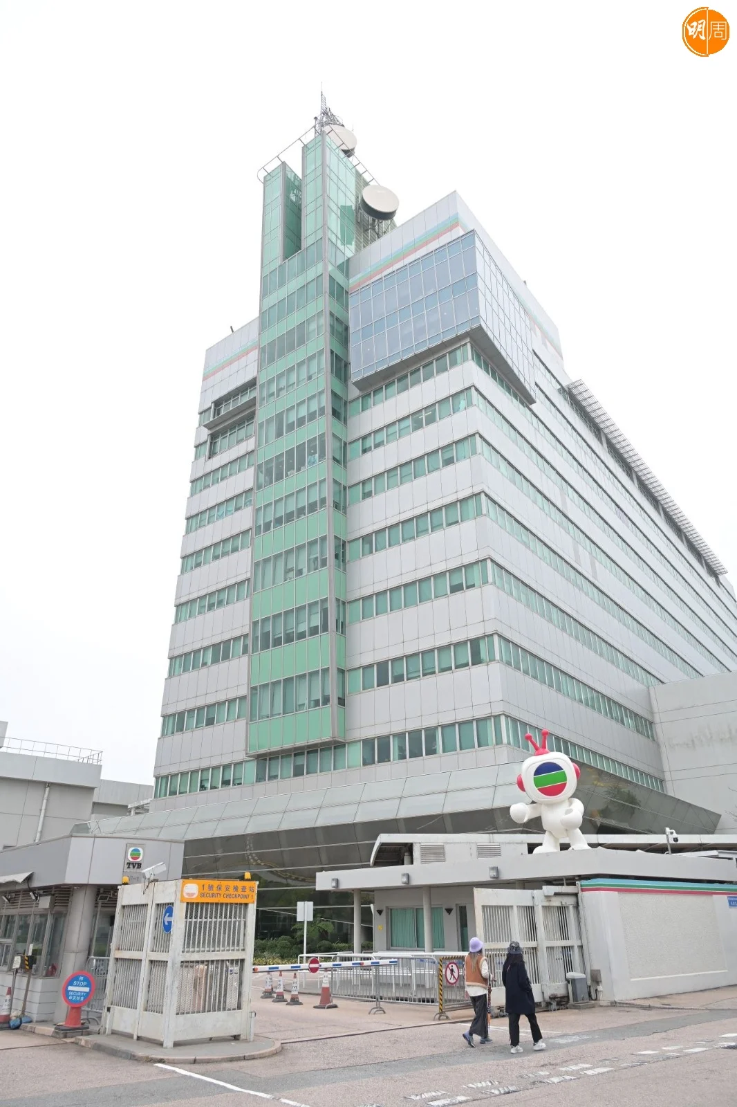 TVB證實有兩名行政人員被拘捕。