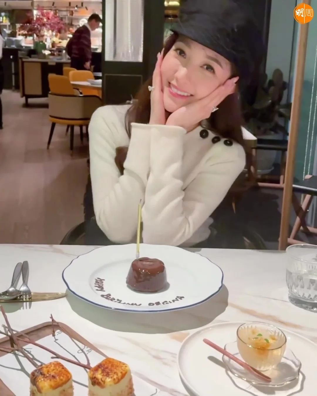 老公視角下的依婷更嬌俏。