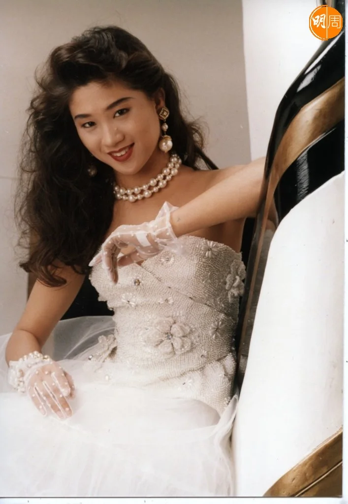 袁潔儀穿婚紗拍宣傳照。