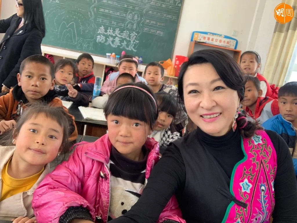 蔣麗萍2013年成立愛基金慈善機構，關心國內農村因父母出城工作而被忽略的孩童。